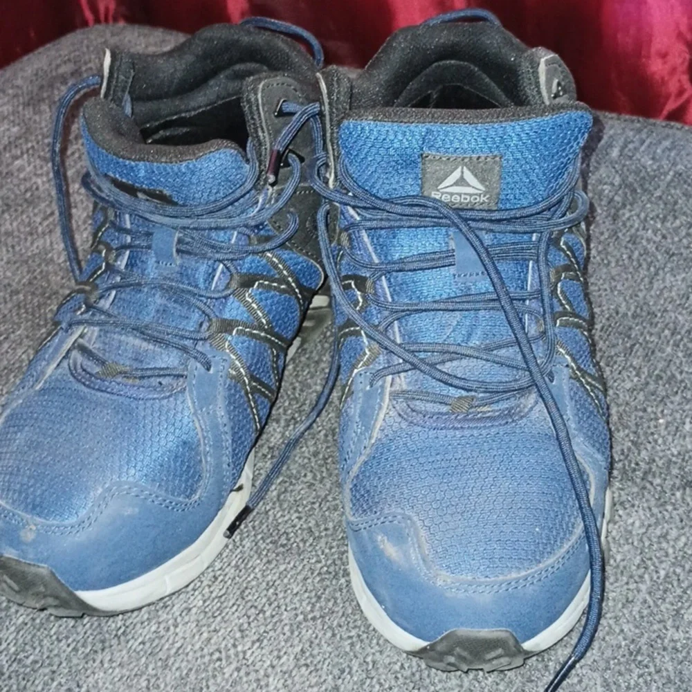 Men's Reebok alloy toe mid althetic construction work wear shoes . Worn once !